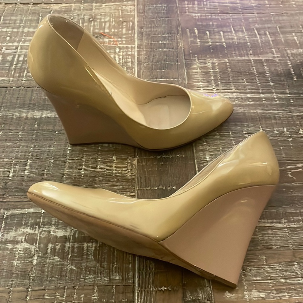 Jimmy Choo taupe patent wedges sz. 40